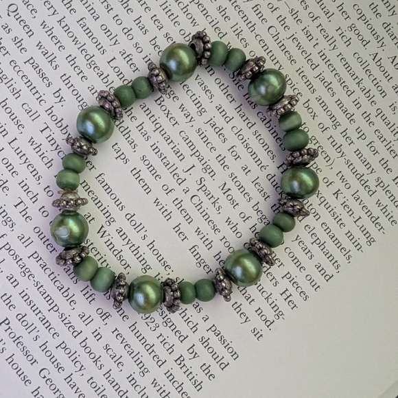 Elegant Green Beaded Bracelet - Picture 2 of 6